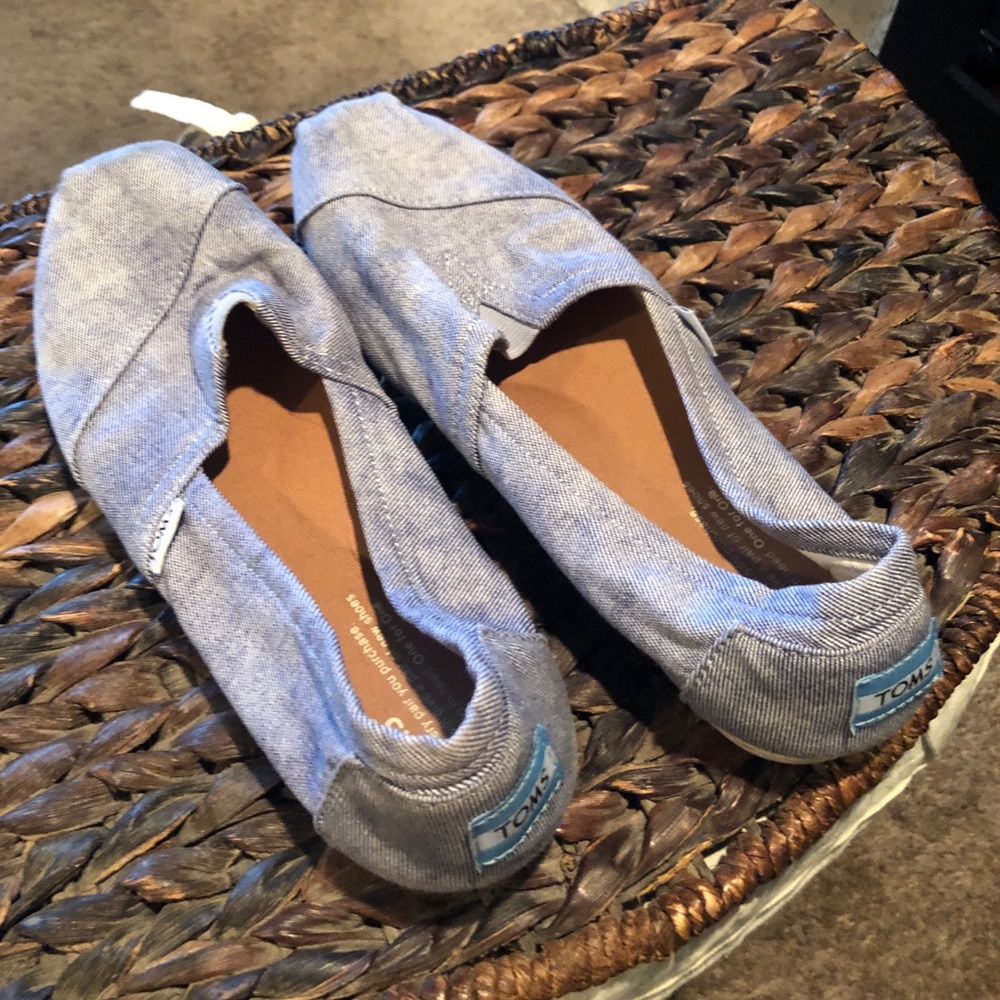 Blue and White Toms